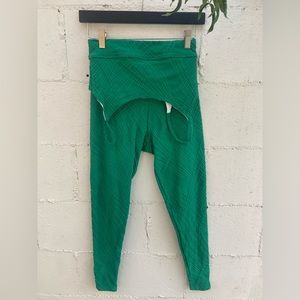 NWOT: Onzie Selenite Legging and Flow Bra set, Bright Greencolor, size S/M